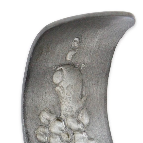 Vintage Pewter Cuff Bracelet Blank Engravable Cartouche Floral Repoussé Style - Picture 6 of 6